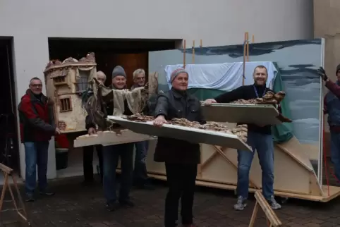 Garagentür auf, Krippe raus: die Gruppe um Holger Spindler, die beim Aufbau der riesigen Landschaft in der Waldseer Kirche hilft