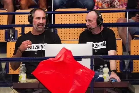 Karsten Knäuper (rechts) als Live-Reporter auf der Tribüne der Eberthalle mit dem Handball-Experten Thorsten Laubscher. 