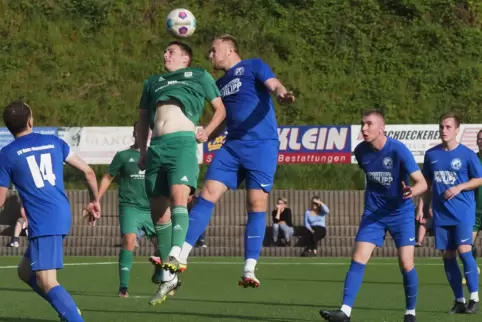 Spitzenspiel in der Bezirksliga, Endstand 2:2: Kopfballduell im Strafraum zwischen Kirchheimbolandens Simon Bumb (grünes Trikot)