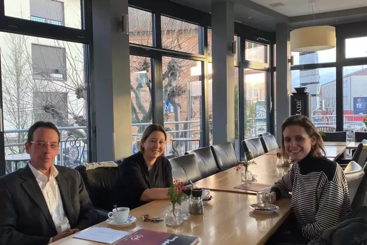 Spontan & schnell: Kurzfristig verlegte Kettemann (r.) das Interview in ein Frankenthaler Caf&eacute;. Sie kam geradelt, um schneller w
