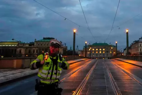 Ein Polizist sichert eine Straße nach Schüssen in der Prager Innenstadt.