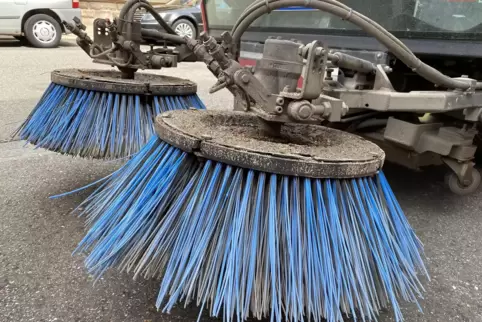 Für Kehrmaschinen werden Parkverbote zu bestimmten Zeiten verhängt. 