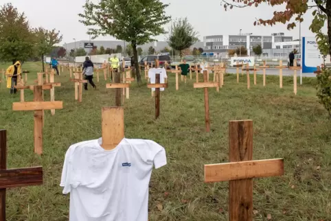 Im Oktober protestierten die Faurecia-Mitarbeiter mit 172 Holzkreuzen gegen den Stellenabbau.