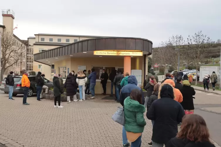 Vor der &Auml;rztlichen Bereitschaftspraxis vor dem Kreiskrankenhaus in Gr&uuml;nstadt bildete sich 2022 eine lange Warteschlange. Auch ko