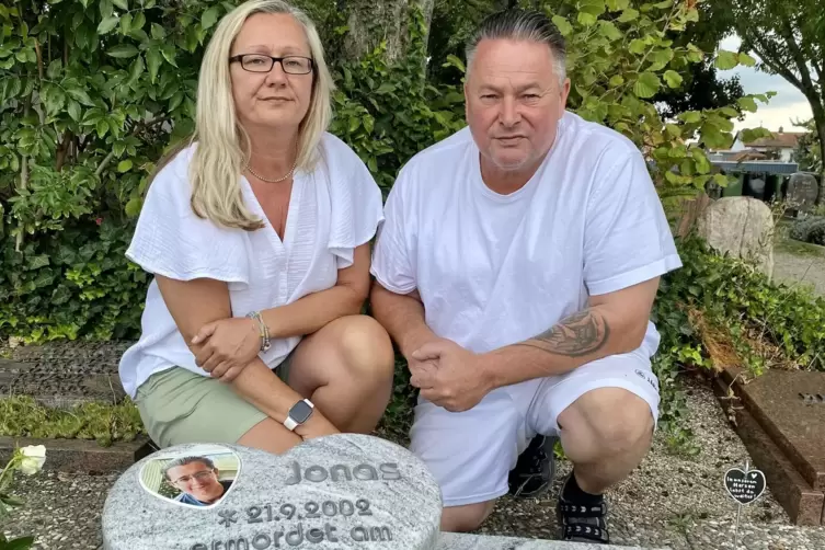 Maja und Kurt Sprengart am Grab ihres Sohnes Jonas auf dem Ruchheimer Friedhof. 