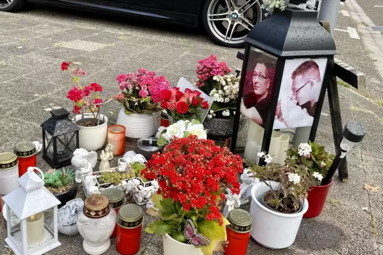 Gedenkst&auml;tte am Tatort in der Philipp-Scheidemann-Stra&szlig;e. 