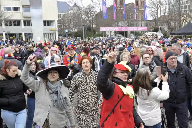 Fasnachtsparty auf dem Theaterplatz mit 3000 Besuchern. 