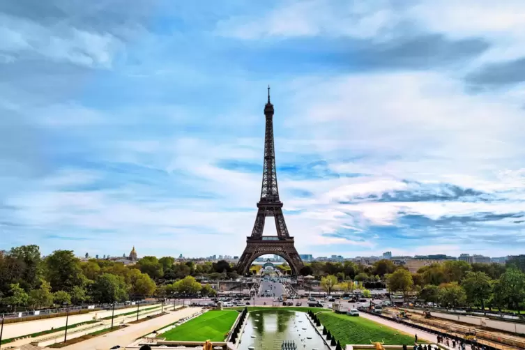 Überragend: 300 Meter hoch istdas Wahrzeichenvon Paris. Der Eiffelturm ist wurde 1889 erbaut.