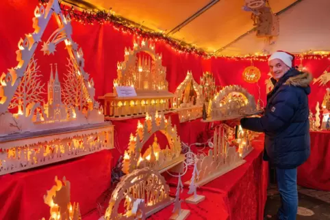 Zieren die Fenster und sorgen für ein weihnachtliches Gefühl: die Schwibbögen von Pietro Rossi. 