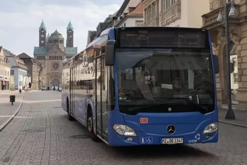 Bereit für Passagiere: Stadtbus in der Maximilianstraße. 