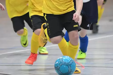 Hallenfußball der Kleinsten: Viele kurze Beine wuseln in Richtung Ball.