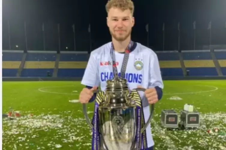Im Konfettiregen: Kimi Merk als Meister der Super League. 