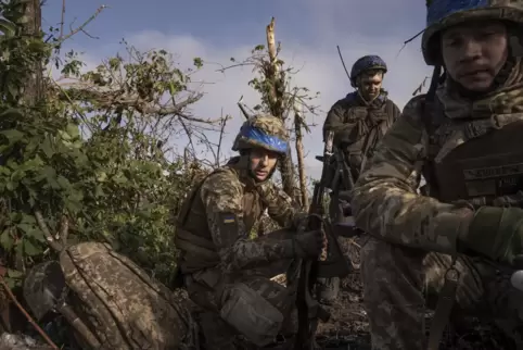 Ukrainische Soldaten an der Front: Viele sind erschöpft. 