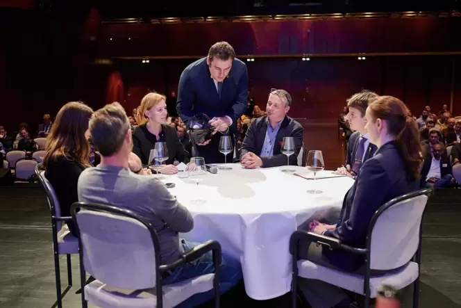 Beim Finale der Trophy im Saalbau in Neustadt: Florian Richter ist »bester Sommelier Deutschlands« . Beim Finale der Trophy im Saalbau in Neustadt: Florian Richter ist »bester Sommelier Deutschlands« .