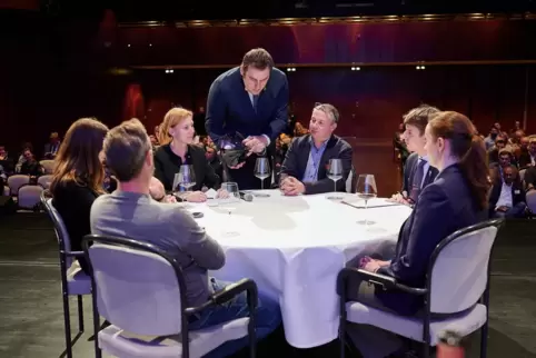 Beim Finale der Trophy im Saalbau in Neustadt: Florian Richter ist „bester Sommelier Deutschlands“ .