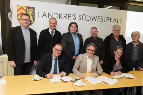Die Verträge zur Beteiligung der Kommunen an den Erträgen des Windpark Petersbergs unterzeichneten (hinten von links) Patrick Se