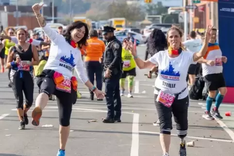 Euphorisiert und glücklich: Manuela Oberinger (48) und Sybille Jung (58) haben die 42,195 Kilometer geschafft.