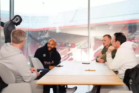 FCK-Stürmer Terrence Boyd (hinten links) und Löwen-Torhüter David Späth (hinten rechts) im Gespräch mit den Rheinpfalz-Redakteur