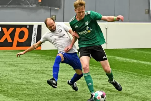 ASV Hessheim (grün, Dominik Hess) gegen FV Freinsheim (blau-weiss, Alexander Haferstroh) lautete das Finale des Hallenfußballtur