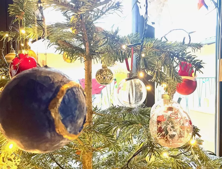 Diese Christbaumkugel hat Nadine Didier aus Marnheim vor 30 Jahren im Kindergarten Louhans gebastelt. Seitdem hängt sie jedes Ja