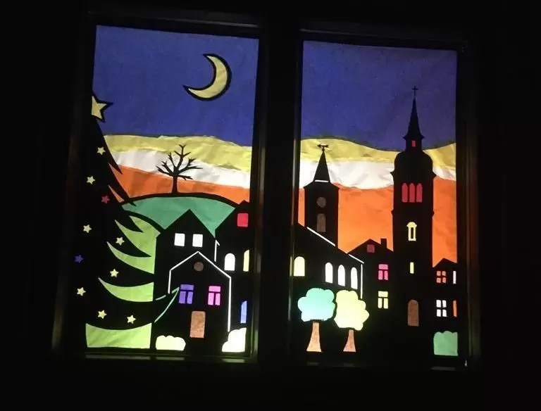 Einen Scherenschnitt, der die Silhouette von Gerbach mit der Kirche und der alten Schule zeigt, hat Matthias Uhl am 8. Dezember