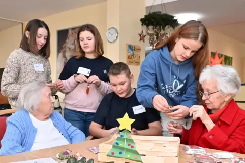 Basteln gemeinsam kleine Geschenke für die Bewohner des Hauses der Pflege St. Pirmin: die Schüler (von links) Eva, Franzi, Rafae