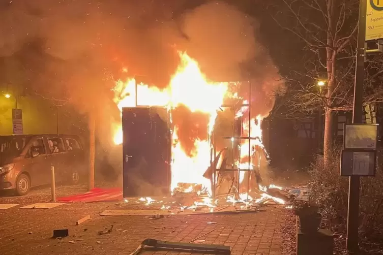 Nach der Sprengung des Geldautomaten in Insheim brannte der Pavillon lichterloh. 