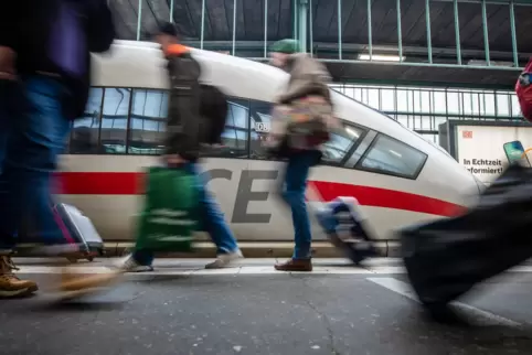 Nach dem Kabeldiebstahl bei Mannheim gibt es weiterhin Streckensperrungen, Umleitungen und Verspätungen im Bahnverkehr. 