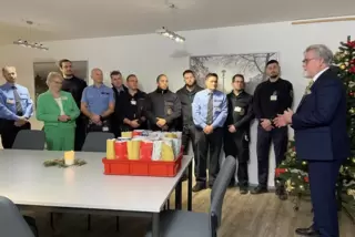 Für seinen Weihnachtsbesuch hat Justizminister Herbert Mertin (FDP) 2023 die Justizvollzugsanstalt Frankenthal ausgewählt, um na
