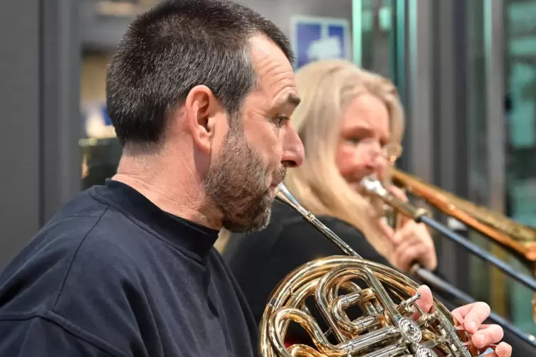 St&ouml;&szlig;t in der Bahnhofshalle auf eine tolle Akustik: der Posaunenchor Hambach-Winzingen. 