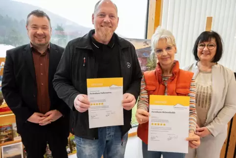Norbert Seibel und Andrea Herget freuen sich über ihre Fünf-Sterne-Klassifizierung. Links Verbandsbürgermeister Patrick Weißler,