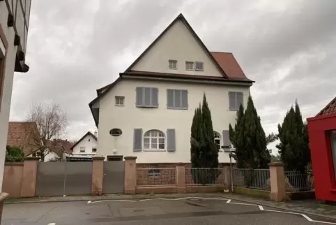 Im Jahr 2019 hat die Stadt das alte Pfarrhaus St. Ägidius vom Bistum Speyer für etwas mehr als 500.000 Euro gekauft.