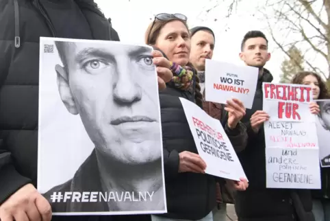 Am 16. Dezember forderten Demonstranten vor dem Haus des russischen Botschafters in Berlin Freiheit für Alexej Nawalny.