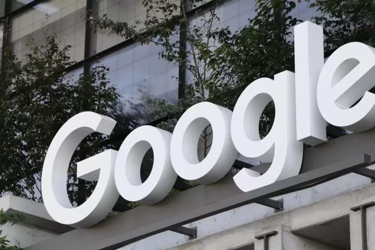 Der Firmen-Schriftzug von Google über dem Eingang zur Unternehmenszentrale in New York. 