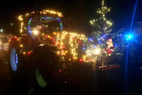 Mehr als 40 weihnachtlich geschmückte landwirtschaftliche Fahrzeuge nahmen an der Lichterfahrt teil.
