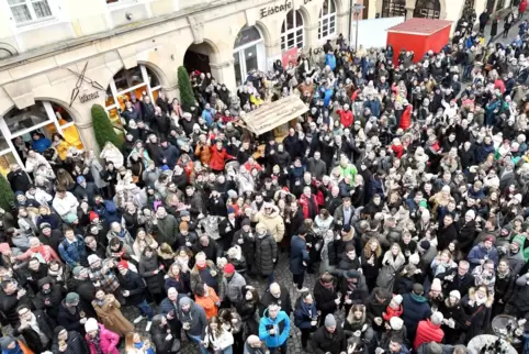 Prost: Hunderte Menschen stoßen auf dem Römerplatz auf die Festtage an. 