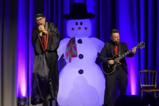 Heimspiel für Chako: Christian Habekost mit Stefan Kahne (Gitarre) in der Rolle als Baptistenprediger „The Reverend Samuel Lucas