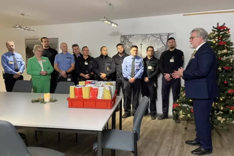 T&uuml;ten mit Gummib&auml;rchen und N&uuml;ssen: Justizminister Herbert Mertin (FDP, rechts) brachte am Vormittag des 24. Dezember Geschenke f