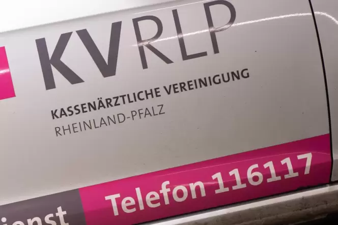 Laut Kassenärztlicher Vereinigung bekommen Bürger rund um die Uhr eine medizinische Erstberatung unter der Telefonnummer 116117. Laut Kassenärztlicher Vereinigung bekommen Bürger rund um die Uhr eine medizinische Erstberatung unter der Telefonnummer 116117.