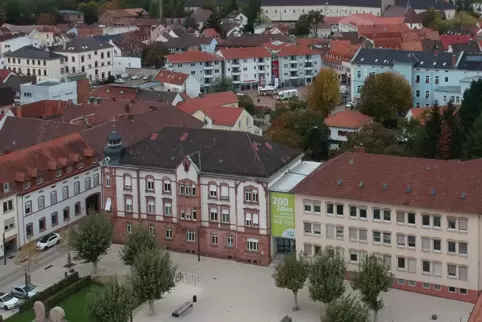 Auch wenn der Altbau einen herrschaftlichen Eindruck macht: Drinnen gilt Beamten- und Tarifrecht