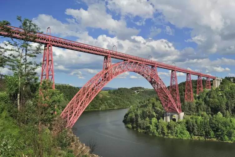 Typisch Eiffel: Eisenbahnbogenbr&uuml;cke &uuml;ber den Fluss Truy&egrave;re bei Ruynes-en- Margeride im D&eacute;partement Cantal in der Auvergne.