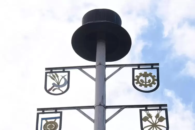 Wie sich&rsquo;s f&uuml;r die &bdquo;Hutmacherstadt&ldquo; geh&ouml;rt: Ein Zylinder kr&ouml;nt den 26 Meter hohen Baum. 