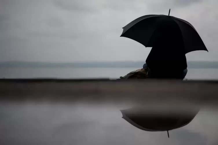 Ein Symptom der Depression: Die Leichtigkeit schwindet, daf&uuml;r zieht eine Traurigkeit ein. 