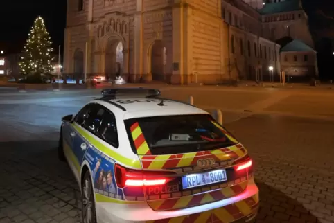 Präsent: Polizei vor dem Dom. 