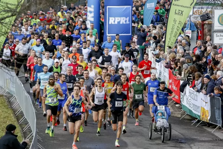  2022 machten sich 477 Läuferinnen und Läufer auf die Strecke. Vorne mit der Nummer 214 der spätere Sieger Max Rahm.