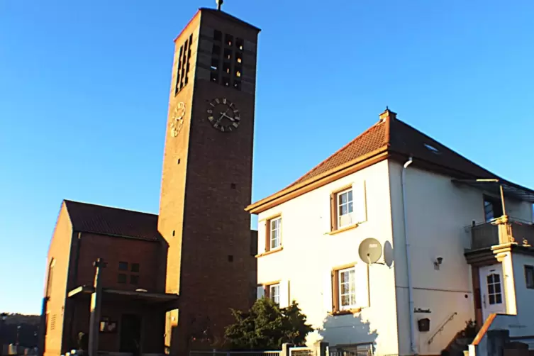 Die Pauluskirche in Münchweiler mit ihrem 25,5 Meter hohen Turm aus dem Jahr 1961 bleibt erhalten. Das Pfarrhaus rechts soll ver
