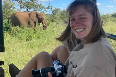 Auf Safari mit dem Geländewagen triff Sophie Burkhart unter anderem auf Elefanten.