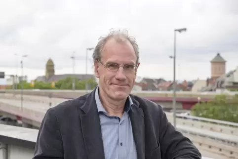 Alexander Thewalt vor einem Projekt, das ihn noch lange fordern wird: die Hochstraßensanierung. 