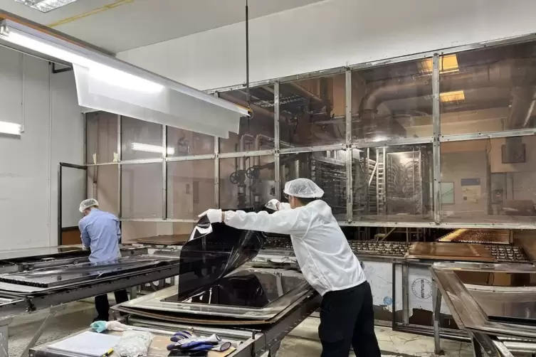 Blick in die Produktion der Renolit-Spezialfolie, hier werden die Bahnen geschnitten. 