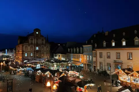 Noch darf unter festlicher Beleuchtung gebummelt werden: Der Weihnachtsmarkt (hier der Blick auf die Alte Münz) ist in Speyer zu